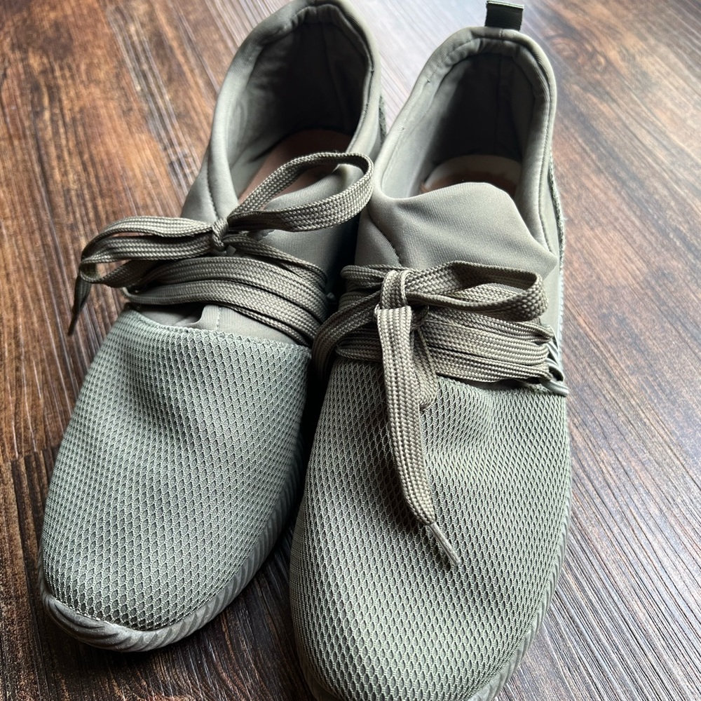 Qupid Womens Slip On Tennis Shoe
